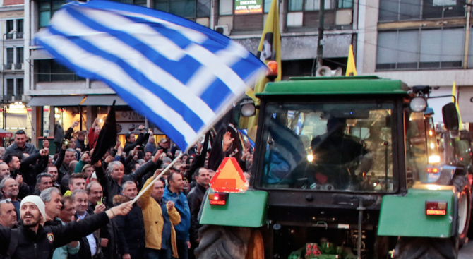 Гръцки фермери блокираха с трактори границата ни (обновена)