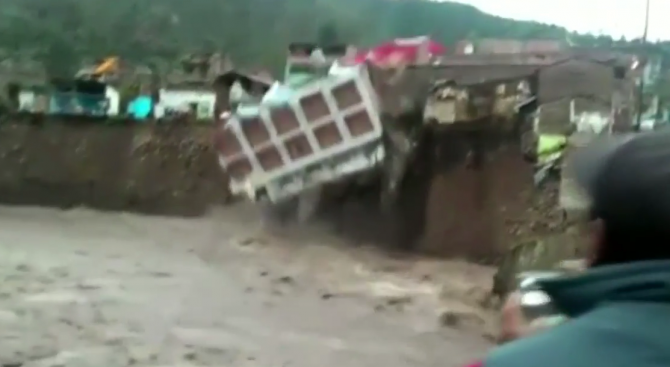 Хотел се срути в река в Перу (видео)