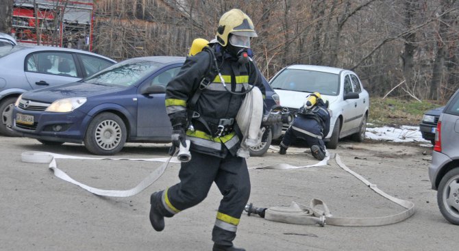Пожарникари &quot;спасяваха&quot; Долно Езерово от пламнала цистерна с опасно вещество (снимки)