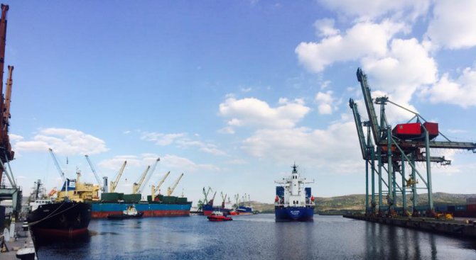 Пристанище Варна е затворено за ненатоварени кораби
