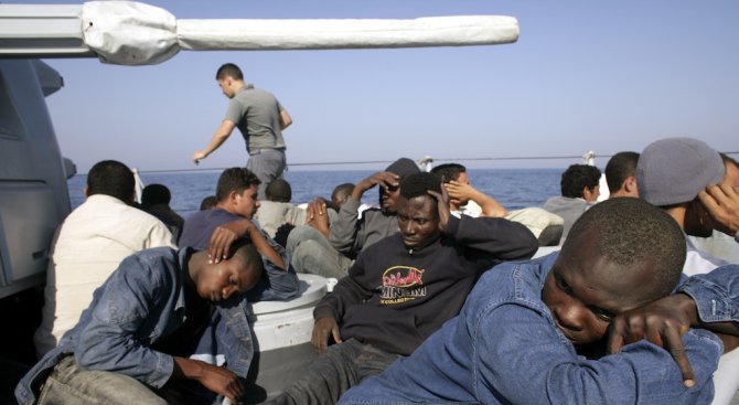 Спасиха близо 1000 мигранти в Средиземно море
