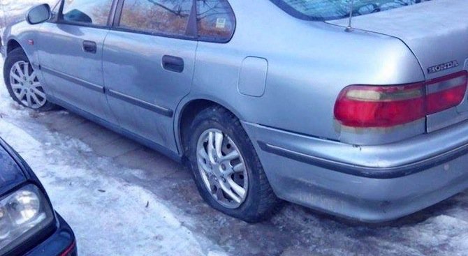 19-годишен наряза гумите на 11 коли в Банско