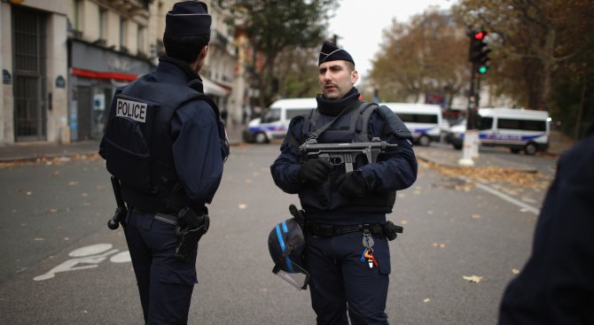Войник простреля мъж, размахващ нож в Париж (обновена+видео)