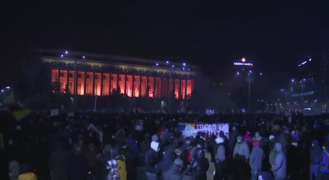 Хиляди румънци отново излязоха на площада в Букурещ, след като правителство обяви, че не отстъпва (в