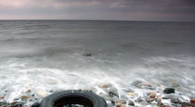 Десеткилометрова купчина боклук се носи в морето край Тайланд