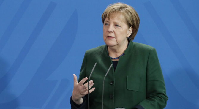 Меркел се надява да засили депортирането на мигранти от Германия
