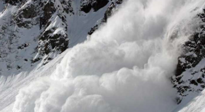 Сноубордист предизвика лавина в местността „Ечмища“