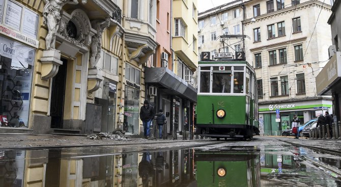 Виенски ретро трамвай тръгна по софийските улици (снимки)