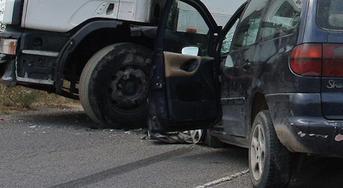 Един загинал и четирима ранени при тежка катастрофа между лека кола и ТИР