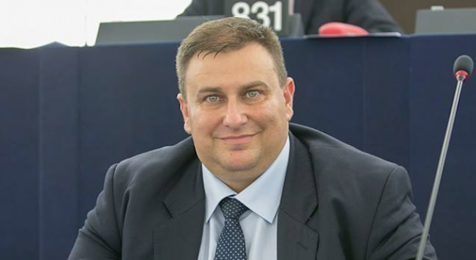 Емил Радев: ЕК трябва да подпомогне държавите-членки в изпълнението на националните забрани за транс