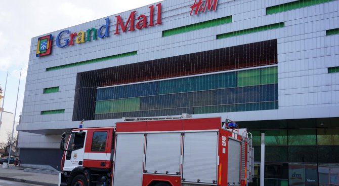 Пожар избухна в мола във Варна (снимки)