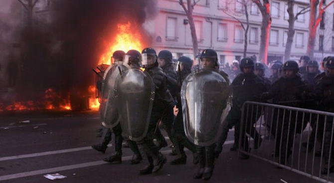 Протест в Париж срещу полицейското насилие прерасна в сблъсъци с полицията и вандалски прояви