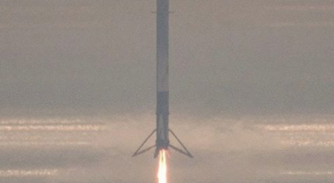 SpaceX направи успешно излитане с идеално кацане на сушата (видео)