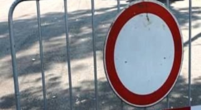 Авария затруднява движението на кръстовище в София