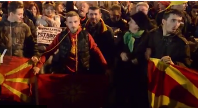 Хиляди излязоха отново по улиците на Скопие (видео)