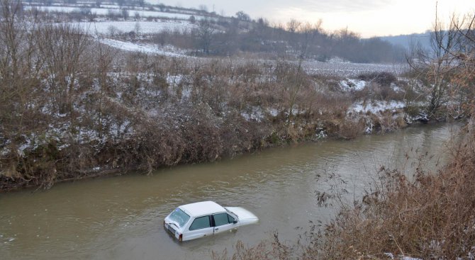 Мъж падна с колата си в река край троянското село Чифлик