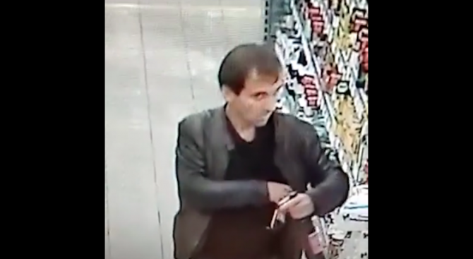 Мъж заграби над 10 бутилки алкохол от супермаркет (видео)