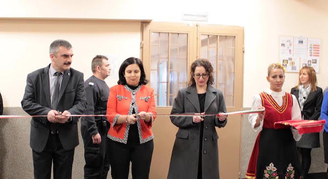 Служебният правосъден министър откри ремонтирания женски затвор в Сливен (снимки)