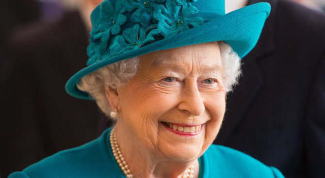 Британската кралица Елизабет II поязди кон край Темза (видео)