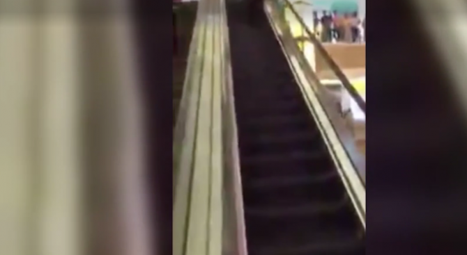 Ескалатор отхапа крак на посетителка на мол (видео)
