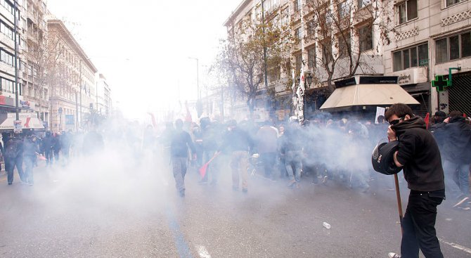 Фермери и полицаи се биха в Атина (снимки+видео)