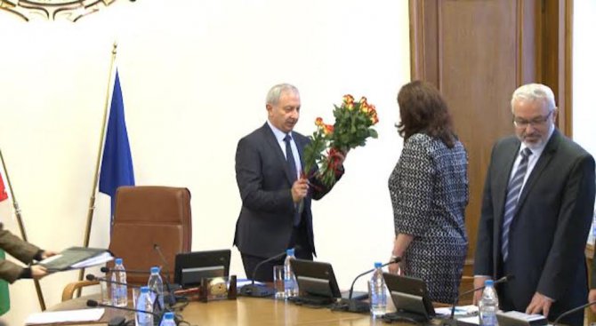 Герджиков с жест към дамите министри (видео)