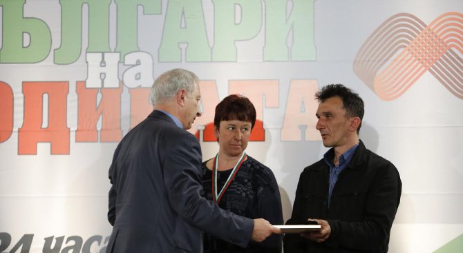 Герджиков връчи Голямата награда &quot;Достойните българи&quot; на родителите на болно дете (снимки)