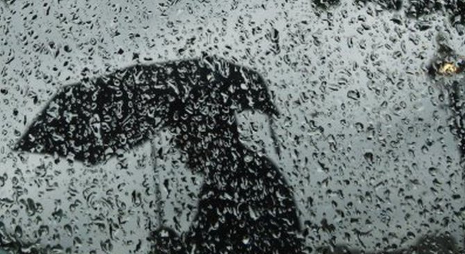 Жълт код за обилни валежи в 12 области в страната