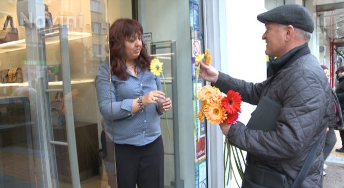 Вижте кой зарадва с цвете българката днес (снимка+видео)