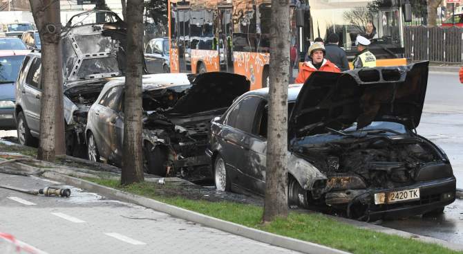 4 коли изгоряха на бул. &quot;България&quot; (снимки)