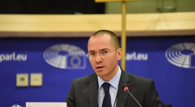 Джамбазки пита Еврокомисията за различния стандарт на храните в Европа