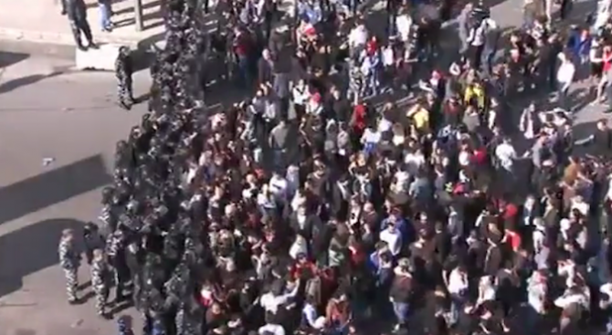 Протести в Бейрут заради повишаването на данъците (видео)