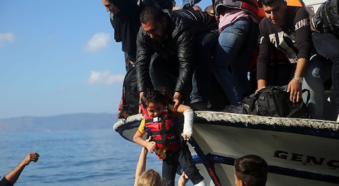 11 мигранти загинаха, след като лодката им потъна край бреговете на Турция