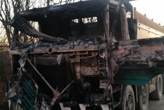 Граничари спасиха 27 нелегални имигранти от горящ товарен автомобил (снимки)