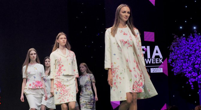 Жени Живкова откри с ревю Sofia Fashion Week пролет-лято 2017 (снимки)