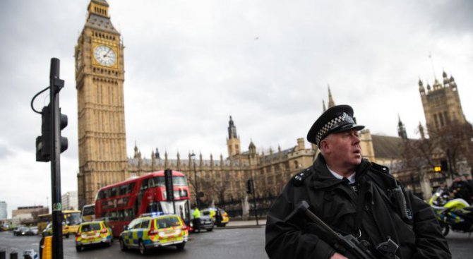 Лондон откри горещи телефонни линии след атентата