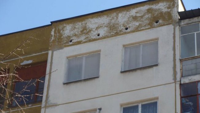 Панелка в Петрич се руши