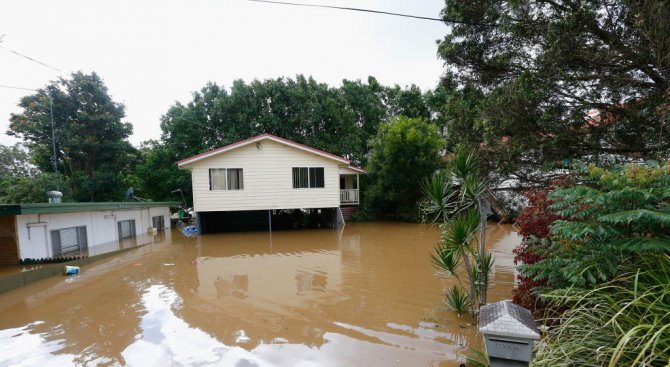 Двама загинали в наводнения в Австралия след унищожителен циклон