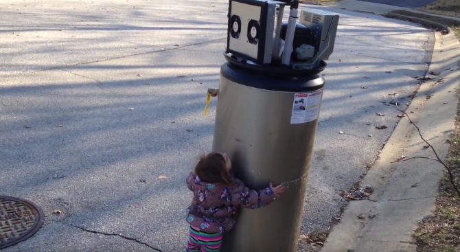 Момиченце сбърка изхвърлен бойлер със симпатичен робот (видео)