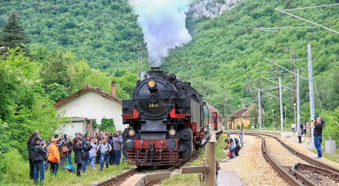 Парният локомотив Баба Меца ще пътува за Лазаровден и Цветница (снимки)