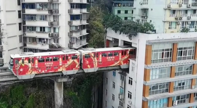 Влак преминава през жилищна сграда (видео)