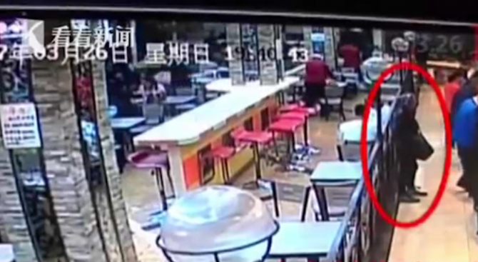 Мъж атакува с два дълги ножа клиентите на пълен ресторант (видео 18+)