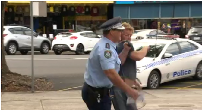Полицай прекъсна пресконференция, за да арестува мъж с бира в ръка (видео)