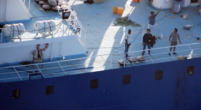 Сомалийски пирати отвлякоха индийски кораб