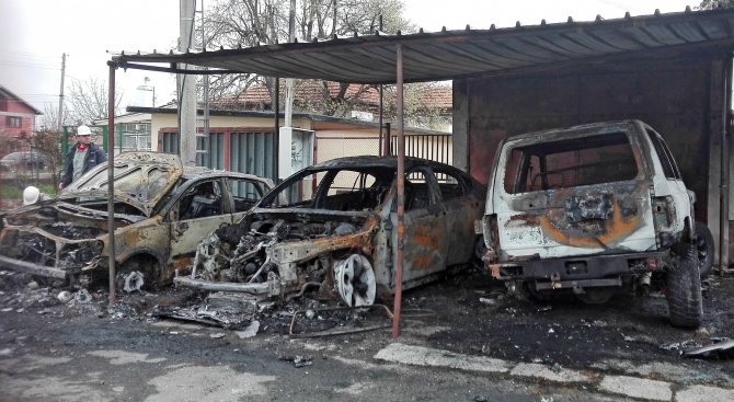 Три коли изгоряха напълно в Бургас (снимки)