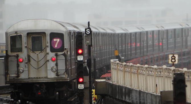 Влак дерайлира на гара в Ню Йорк, четирима пострадаха