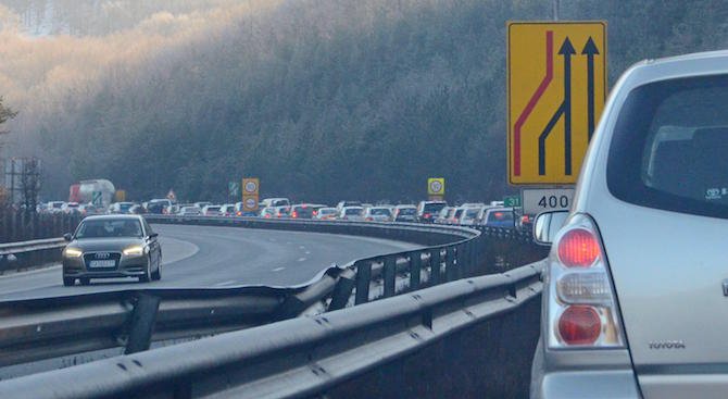 АПИ: Днес се ограничава движението на камиони над 12 т. по автомагистралите и натоваренитe пътища