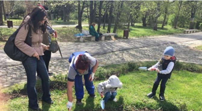Деца засадиха рози в Борисовата градина