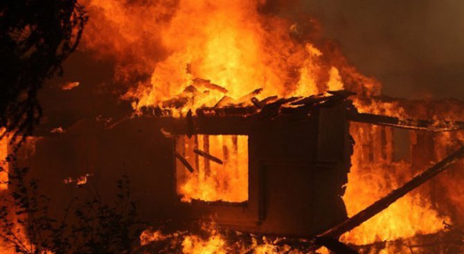 Голям пожар във вилна зона в Русе