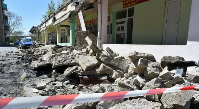 Козирка на жилищен блок падна в Сливен (снимки)